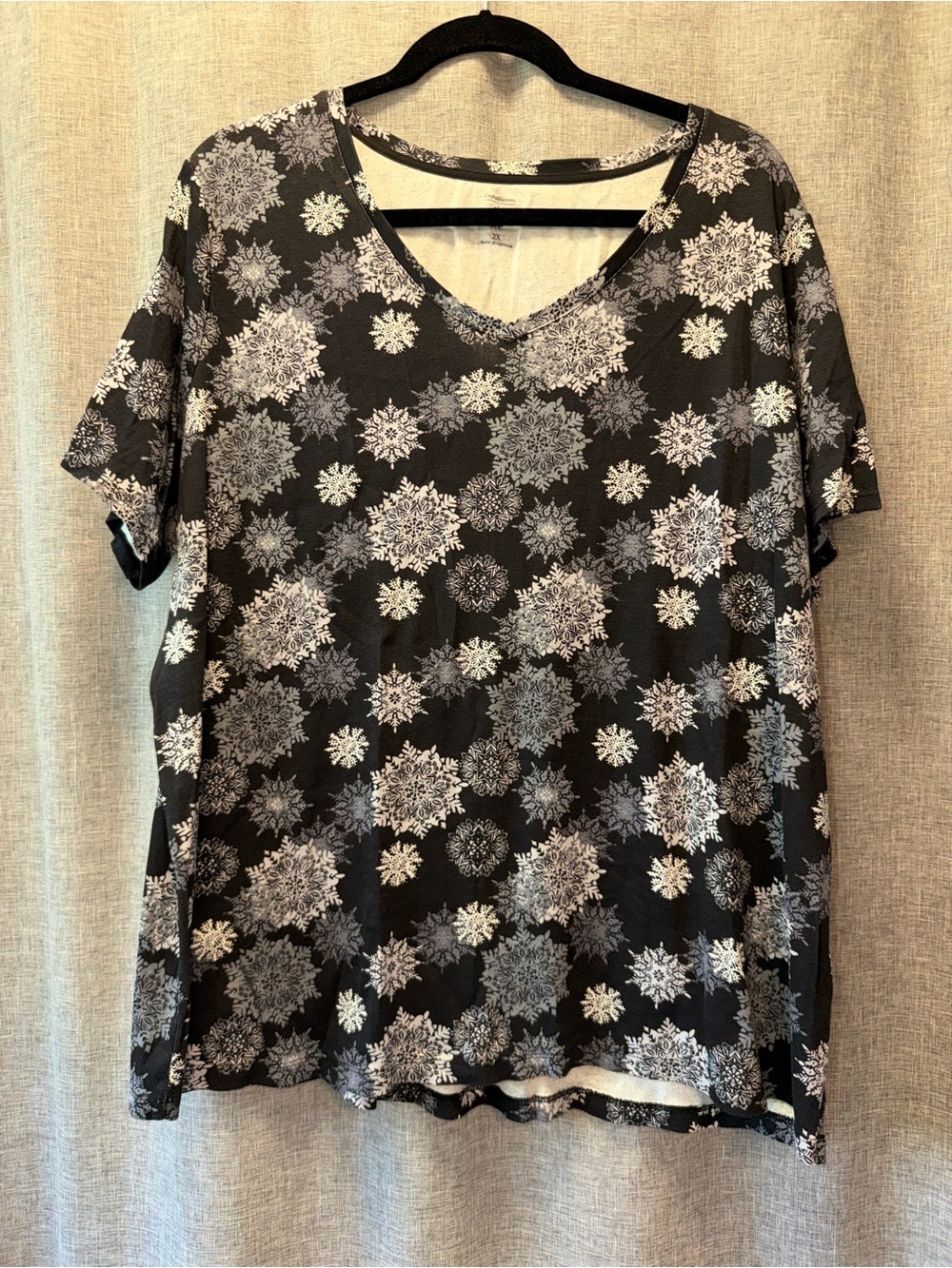 Croft & Barrow Black Snowflake Print V-Neck Top 2x